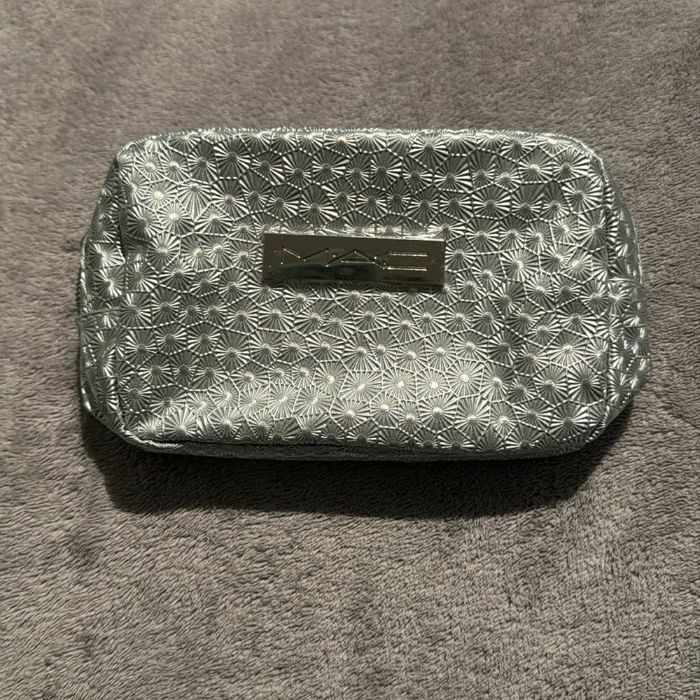 MAC Cosmetics Small Holiday Makeup Bag Pouch Silver‎ with Zipper